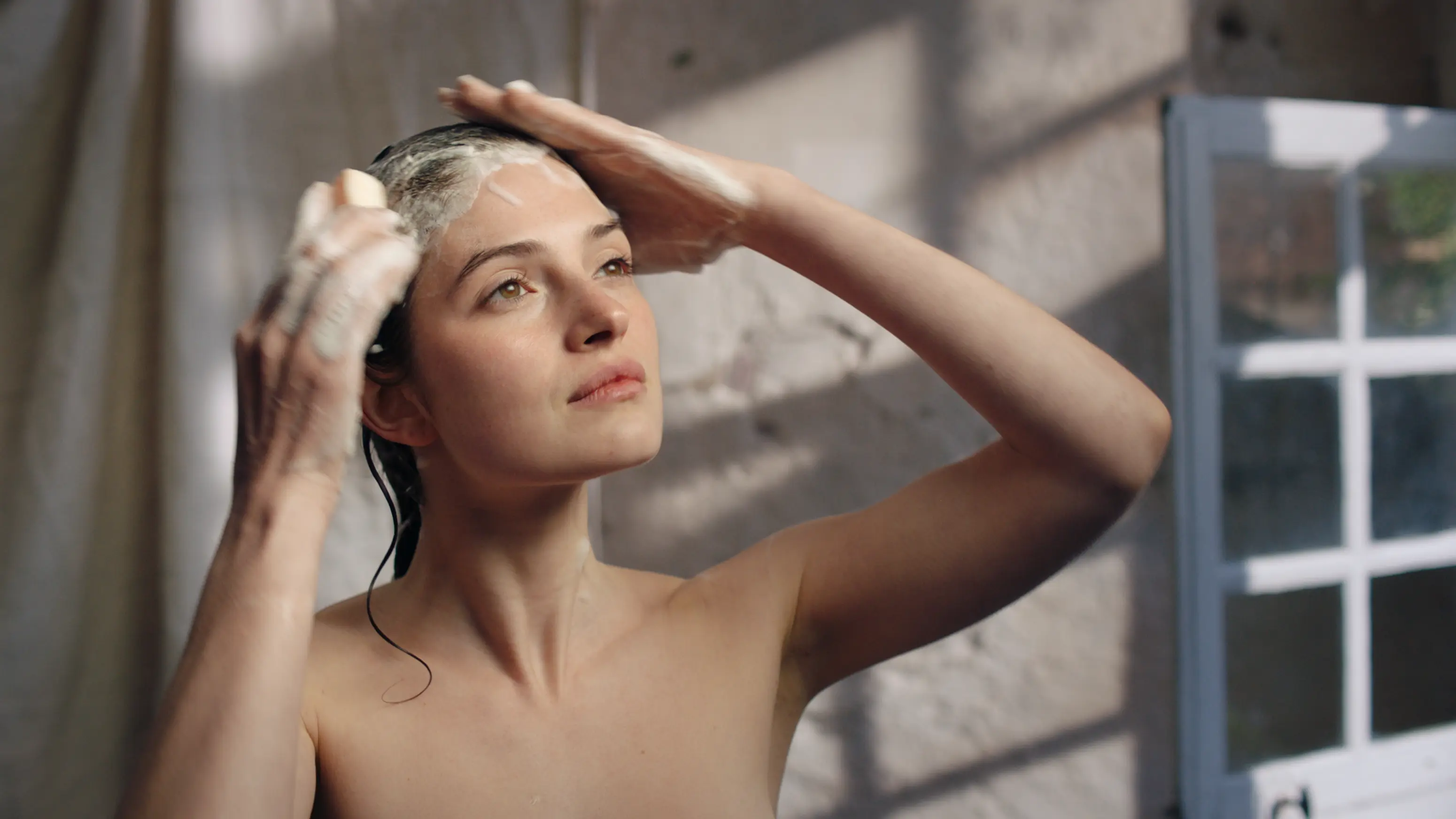 Tragen Sie den Schaum auf das Haar auf und massieren Sie ihn wie ein normales Shampoo ein.